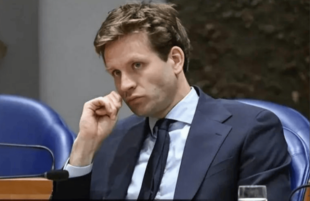 一天之内,中国商务部接了2个电话,一个来求饶,另一个来认错