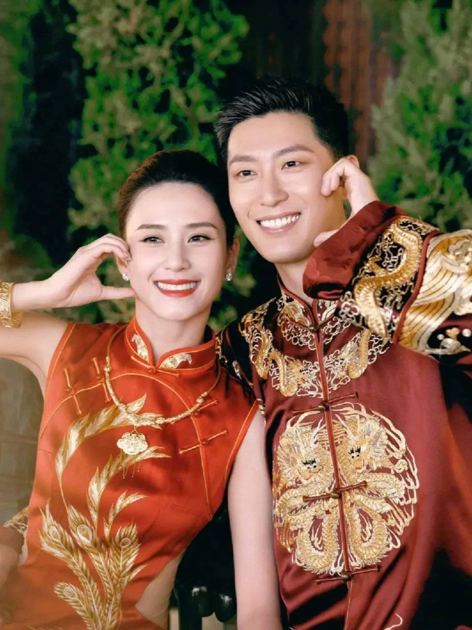 考古 | 何超莲窦骁双双辟谣离婚！两人感情生活引各方热议