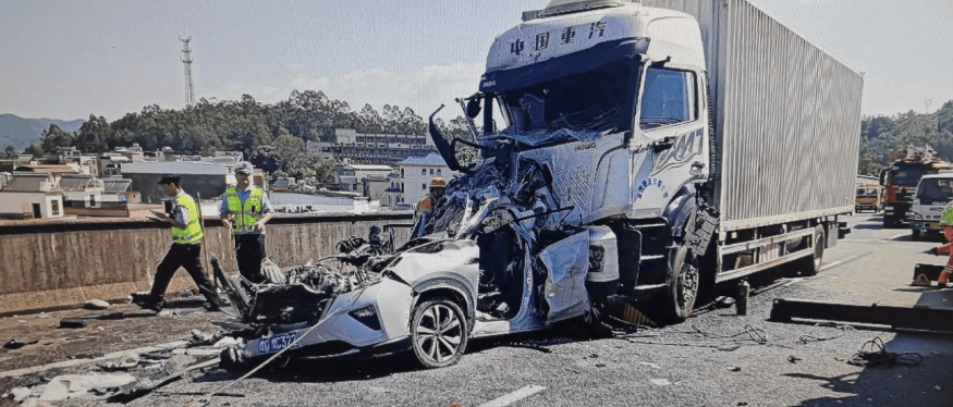 货车司机疲劳驾驶追尾小客车致一家人4死2伤