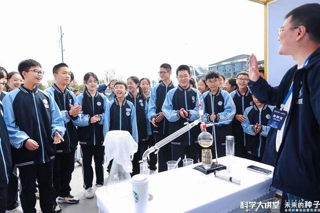 仿生四足机器人、飞行模拟器……好酷的课前预热!35支成都科技团队亮出家底绝活