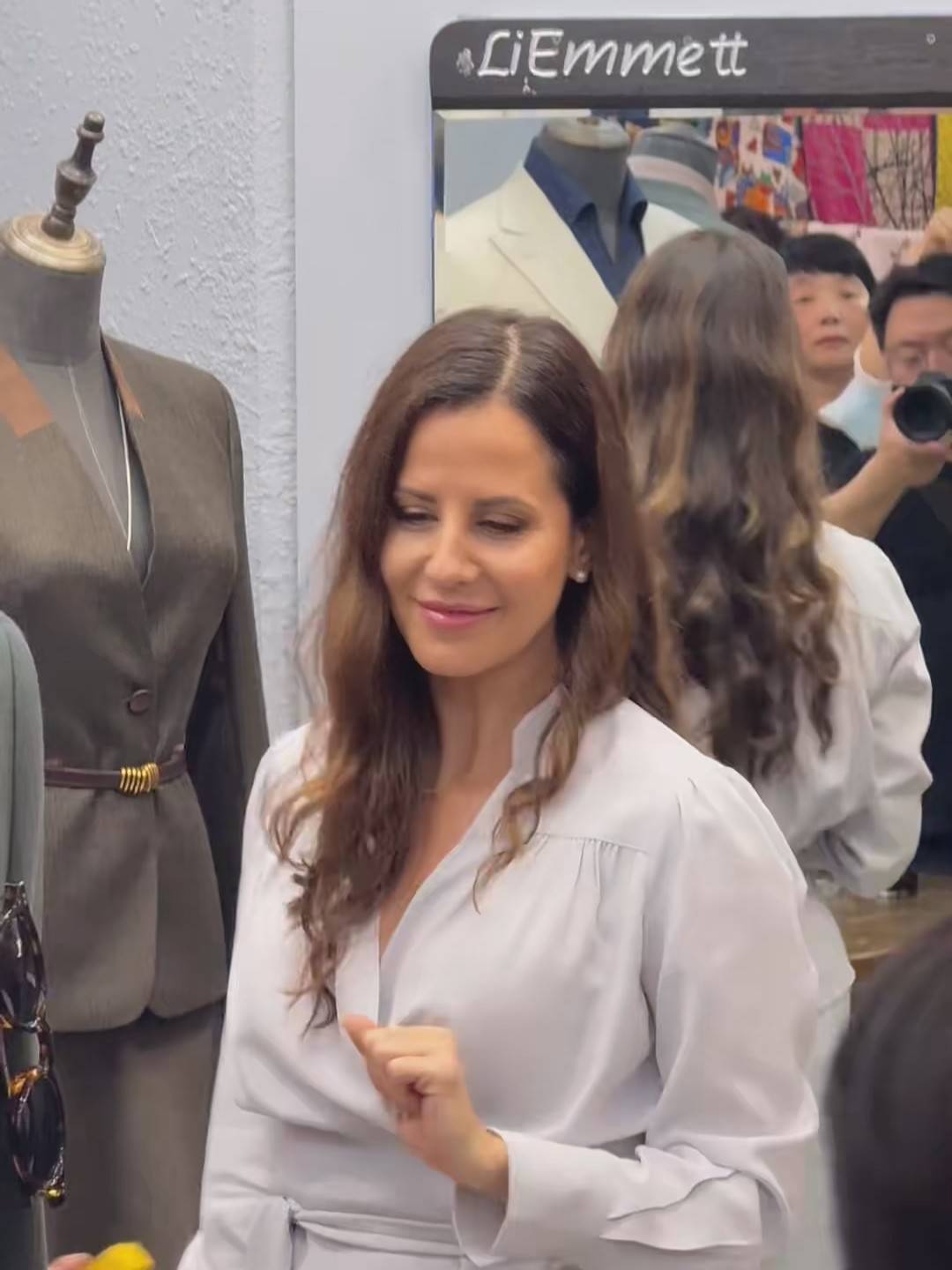 塞尔维亚总统夫人在上海逛市场，下单三套西装和一件旗袍，店主：旗袍颜色鲜艳价格1800元，加急制作预计两天完成