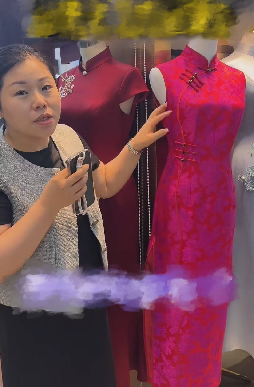 塞尔维亚总统夫人在上海逛市场，下单三套西装和一件旗袍，店主：旗袍颜色鲜艳价格1800元，加急制作预计两天完成