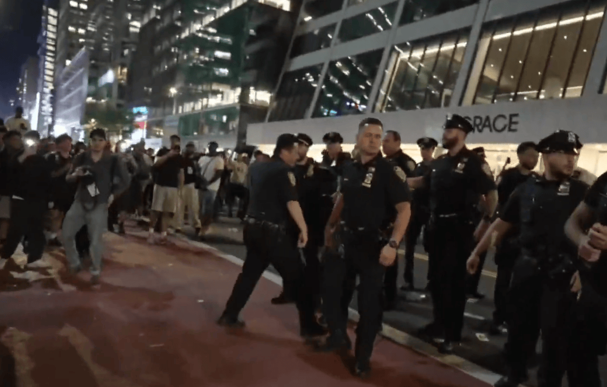 场面混乱!美媒:NBA总决赛期间,大批球迷在纽约公园内与警方发生冲突